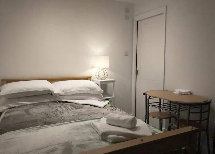 Cosy Garden Studio Room Minimum Two Night Booking