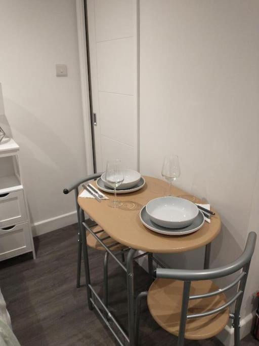 Cosy Garden Minimum Two Night Apartment Brighton